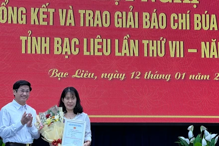 Đồng chí Tạ Trung Dũng, Trưởng Ban Tuyên giáo Tỉnh ủy Bạc Liêu trao giải Nhất cho tác giả Kim Phượng (phóng viên Báo Bạc Liêu) đoạt giải báo chí "Búa liềm vàng" của tỉnh năm 2023. (Ảnh: TRỌNG DUY)