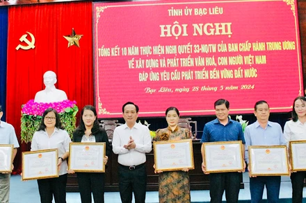 Trao tặng bằng khen của Chủ tịch Ủy ban nhân dân tỉnh cho các tập thể, cá nhân có thành tích xuất sắc trong thực hiện Nghị quyết số 33 của Ban Chấp hành Trung ương Đảng (khóa 11).