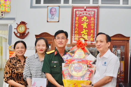 Đồng chí Phạm Văn Thiều, Chủ tịch Ủy ban nhân dân tỉnh Bạc Liêu, đến thăm, tặng quà, chúc mừng gia đình tân binh Đỗ Như Ý ở thị xã Giá Rai, nhập ngũ đầu xuân 2025. (Ảnh VĂN ĐÔNG)