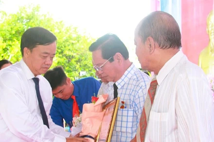 Đồng chí Huỳnh Quốc Việt, Phó Bí thư Thường trực Tỉnh ủy Bạc Liêu trao Huy hiệu Đảng cho các đảng viên cao niên của Thị xã Giá Rai và huyện Đông Hải. 