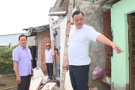 Bí thư Thị ủy Giá Rai Huỳnh Công Quân đến hiện trường kiểm tra, chỉ đạo khắc phục vụ hậu quả sạt lở.