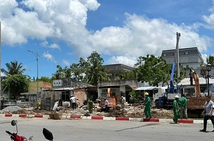 Lực lượng chức năng tỉnh Bạc Liêu hỗ trợ hộ ông Đỗ Thành Hưng tháo dỡ công trình để bàn giao mặt bằng.