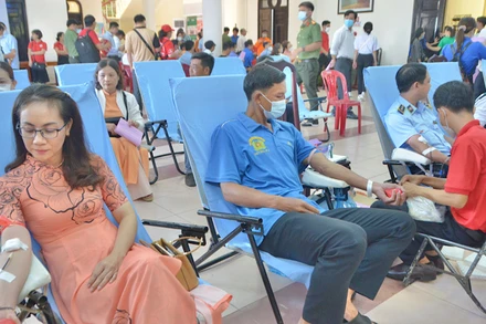 Cán bộ, công chức, viên chức tỉnh Bạc Liêu tham gia hiến máu tình nguyện.