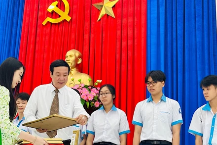 Bạc Liêu tuyên dương, khen thưởng giáo viên và học sinh giỏi tiêu biểu