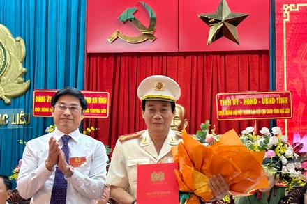 Đồng chí Tạ Trung Dũng thay mặt Thường trực Tỉnh ủy Bạc Liêu trao quyết định của Chủ tịch Ủy ban nhân dân tỉnh thành lập Hội Cựu Công an nhân dân tỉnh Bạc Liêu. (Ảnh: TRỌNG DUY)