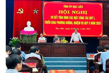 Các đồng chí trong Thường trực Tỉnh ủy Bạc Liêu chủ trì Hội nghị. Ảnh: TRỌNG DUY
