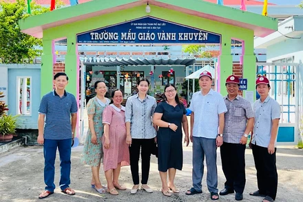 Đồng chí Tô Việt Thu, Bí thư Thành ủy Bạc Liêu (thứ tư, từ trái sang) và các đồng chí lãnh đạo thành phố Bạc Liêu kiểm tra việc chuẩn bị năm học mới tại Trường mẫu giáo Vành Khuyên.