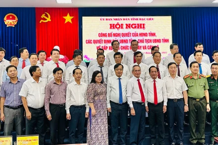 Các đồng chí trong Ban Thường vụ Tỉnh ủy Bạc Liêu với các đồng chí vừa được trao quyết định giám đốc, phó giám đốc các sở trực thuộc Ủy ban nhân dân tỉnh. Ảnh: TRỌNG DUY