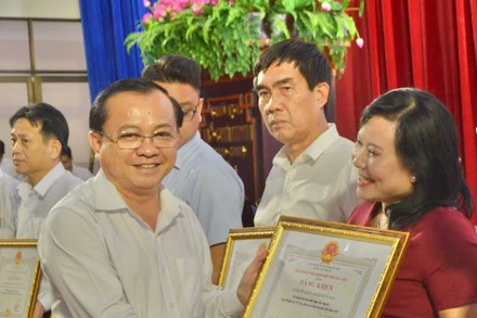 Phó Chủ tịch Thường trực Ủy ban nhân dân tỉnh Bạc Liêu Lê Tấn Cận trao bằng khen các doanh nghiệp, nhà hảo tâm tích cực ủng hộ Quỹ Khuyến học của tỉnh.