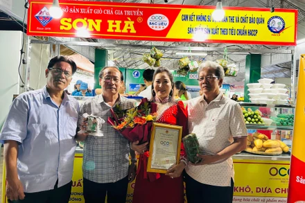 Nhiều lãnh đạo tỉnh Bạc Liêu đến tham quan và chúc mừng các chủ cơ sở vừa được trao giấy chứng nhận sản phẩm OCOP 4 sao. (Ảnh: TRỌNG DUY)