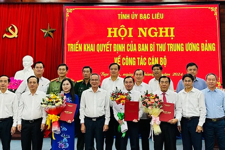 Các đồng chí trong Ban Thường vụ Tỉnh ủy Bạc Liêu mừng 3 đồng chí vừa nhận Quyết định của Ban Bí thư bổ sung vào Ban Thường vụ, Ban Chấp hành Đảng bộ tỉnh, nhiệm kỳ 2020-2025. Ảnh: TRỌNG DUY