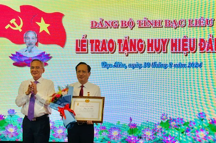 Đồng chí Lữ Văn Hùng, Ủy viên Trung ương Đảng, Bí thư Tỉnh ủy Bạc Liêu trao Huy hiệu 30 năm tuổi Đảng cho đồng chí Phạm Văn Thiều, Phó Bí thư Tỉnh ủy, Chủ tịch Ủy ban nhân dân tỉnh Bạc Liêu. Ảnh: TRỌNG DUY