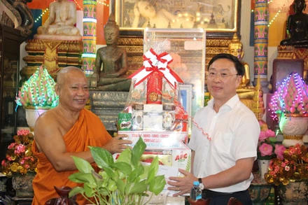 Đồng chí Huỳnh Hữu Trí, Thường vụ Tỉnh ủy, Phó Chủ tịch Thường trực Ủy ban nhân dân tỉnh Bạc Liêu tặng quà hòa thượng Tăng Sa Vong, Phó Chủ tịch Hội Đoàn kết sư sãi yêu nước tỉnh Bạc Liêu. Ảnh: HT