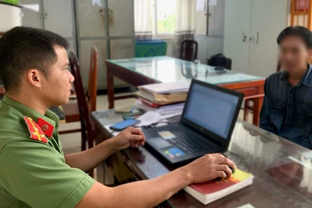 Anh G.Q.T kể lại quá trình bị đánh đập, giam giữ tại Myanmar. (Ảnh: TRỌNG NGUYỄN)