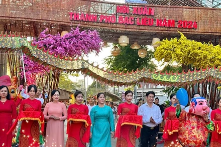 Đại diện Thường trực Tỉnh ủy, Ủy ban nhân dân tỉnh và thành phố Bạc Liêu cắt băng khai mạc Hội Xuân. (Ảnh: TRỌNG DUY)