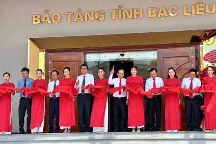 Đồng chí Võ Văn Dũng, Ủy viên Trung ương, Phó Trưởng ban Thường trực Ban Nội chính Trung ương (đứng giữa) cắt băng khánh thành dự án Bảo tàng tổng hợp tỉnh Bạc Liêu. Ảnh: TRỌNG DUY