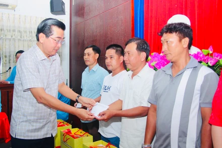 Đồng chí Võ Văn Dũng, Ủy viên Trung ương Đảng, Phó Trưởng ban Thường trực Ban Nội chính Trung ương, nguyên Bí thư Tỉnh ủy Bạc Liêu, thăm, tặng quà các gia đình chính sách ở xã Ninh Thạnh Lợi (huyện Hồng Dân) và tặng quà Tết cho công nhân, người lao động tại Bạc Liêu. 