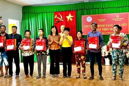 Đồng chí Trần Thị Thu Đông, Chủ tịch Hội Nhiếp ảnh Việt Nam, đại biểu Quốc hội và đại diện Tập đoàn Vingroup (giữa) trao quà Tết cho các hộ nghèo tại vùng ven biển thành phố Bạc Liêu.