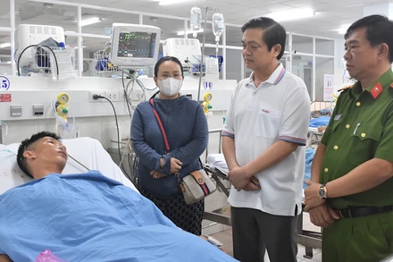 Lãnh đạo tỉnh Bạc Liêu đến bệnh viện thăm, động viên cán bộ Công an đang được chăm sóc tại đây. Ảnh: Trọng Nguyễn