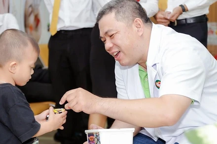 Các bác sỹ tại bệnh viện Tim Tâm Đức và Bệnh viện đa khoa Thanh Vũ Medic Bạc Liêu khám bệnh cho các trẻ em bị bệnh tim bẩm sinh.