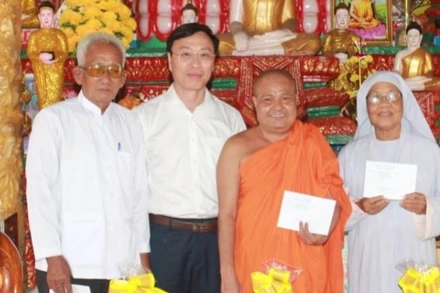 Đồng chí Huỳnh Hữu Trí (áo trắng, giữa) Thường vụ Tỉnh ủy, Bí thư Thành ủy Bạc Liêu thường xuyên đến thăm, tặng quà các vị sư tại các chùa Khmer của thành phố Bạc Liêu.