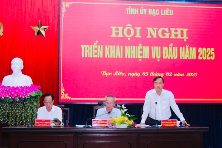 Các đồng chí trong Thường trực Tỉnh ủy Bạc Liêu chủ trì hội nghị