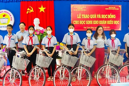 Chính quyền và lãnh đạo ngành Giáo dục- Đào tạo thành phố Bạc Liêu trao tặng xe đạp cho nhiều học sinh có hoàn cảnh khó khăn.