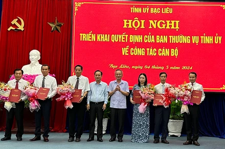 Các đồng chí Bí thư Tỉnh ủy và Chủ tịch Ủy ban nhân dân tỉnh Bạc Liêu trao quyết định, tặng hoa chúc mừng các cán bộ được điều động, luân chuyển, đề bạt trong đợt này. Ảnh: TRỌNG DUY