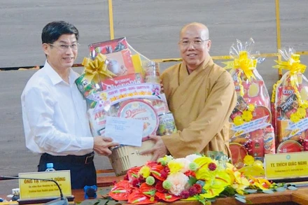 Đồng chí Tạ Trung Dũng, Thường trực Tỉnh ủy, Trưởng Ban Tuyên giáo Tỉnh ủy Bạc Liêu, tặng quà chúc mừng Ban Trị sự Giáo hội Phật giáo Việt Nam tỉnh Bạc Liêu, nhân dịp Đại lễ Phật đản 2024.