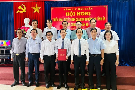 Trưởng Ban Tổ chức Tỉnh ủy Bạc Liêu Hồ Thanh Thủy (thứ ba từ phải sang trái) trao quyết định của Ban Thường vụ Tỉnh ủy Bạc Liêu cho đồng chí Dương Quốc Nhẫn giữ chức Phó ban Tổ chức Tỉnh ủy. (Ảnh: TRỌNG DUY)