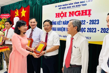 Bạc Liêu tuyên dương những tập thể, cá nhân tiêu biểu xuất sắc trong năm học 2022-2023. (Ảnh Trọng Duy)