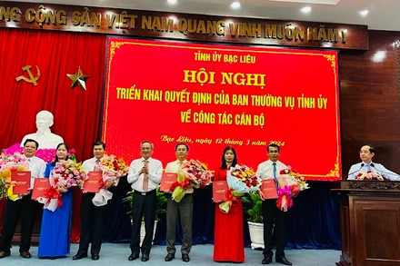 Đồng chí Lữ Văn Hùng, Bí thư Tỉnh ủy Bạc Liêu, trao quyết định và tặng hoa chúc mừng các đồng chí được phân công giữ trọng trách mới. Ảnh: TRỌNG DUY