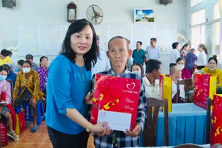 Đồng chí Đỗ Ái Lam, Phó Chủ tịch Ủy ban nhân dân thành phố Bạc Liêu (tỉnh Bạc Liêu) trao quà Tết cho bà con dân tộc Khmer ở các xã vùng ven biển của thành phố.