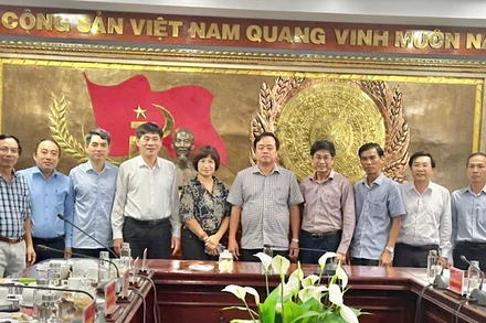 Đồng chí Huỳnh Quốc Việt, Phó Bí thư Thường trực Tỉnh ủy Bạc Liêu (thứ 6, từ trái qua) chụp ảnh lưu niệm với các thành viên đoàn công tác.