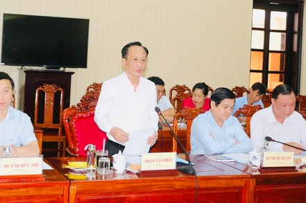 Đồng chí Phạm Văn Thiều, Bí thư Đảng ủy, Chủ tịch Ủy ban nhân dân tỉnh Bạc Liêu báo cáo với Đoàn công tác Trung ương. 