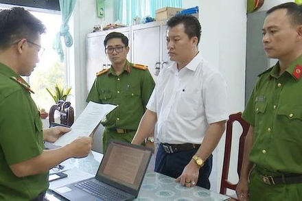 Cơ quan Cảnh sát điều tra Công an tỉnh Bạc Liêu đọc lệnh khởi tố bị can và bắt giam Nguyễn Minh Tân. (Ảnh: Trọng Nguyễn)