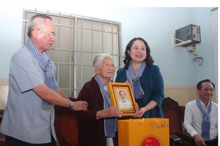 Phó Chủ tịch nước Võ Thị Ánh Xuân và đồng chí Lữ Văn Hùng, Bí thư Tỉnh ủy Bạc Liêu, đến thăm, trao ảnh Bác Hồ và tặng quà đồng chí Nguyễn Thị Bình, nguyên Thường vụ Tỉnh ủy Minh Hải cũ (nay là Bạc Liêu, Cà Mau). 