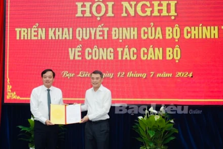 Đồng chí Lê Minh Hưng trao quyết định của Bộ Chính trị cho đồng chí Huỳnh Quốc Việt.