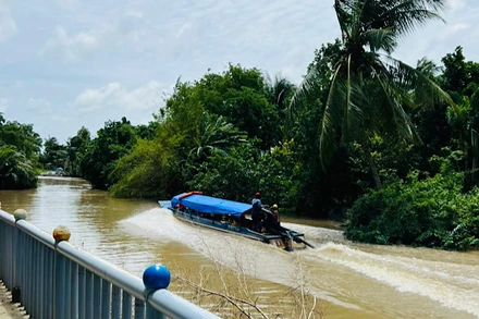Hằng ngày, có hàng chục tuyến tàu đò chạy hết công suất làm sạt lở nghiêm trọng 2 bên đường và nhà của người dân.