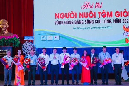 Ban tổ chức trao giải cho các đơn vị tham gia hội thi.