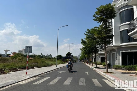 Một phần công viên văn hóa Trần Huỳnh (thành phố Bạc Liêu) bị "xẻo" xây dựng trung tâm thương mại và nhà ở thương mại, một phần vẫn bỏ hoang tàn gần 30 năm qua. (Ảnh: TRỌNG DUY)