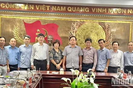 Đồng chí Huỳnh Quốc Việt, Phó Bí thư Thường trực Tỉnh ủy Bạc Liêu (thứ 6 từ trái qua) làm việc với đoàn công tác của Báo Nhân Dân, ngày 28/8/2024 về khắc phục hạn chế, yếu kém phát hành Báo Nhân Dân. 