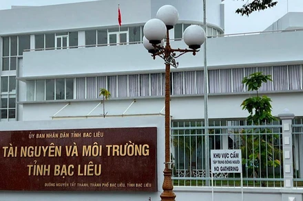 Sở Tài nguyên và Môi trường Bac Liêu là một trong nhiều đơn vị tùy tiện cắm biển cấm quay phim, ghi âm, chụp ảnh.