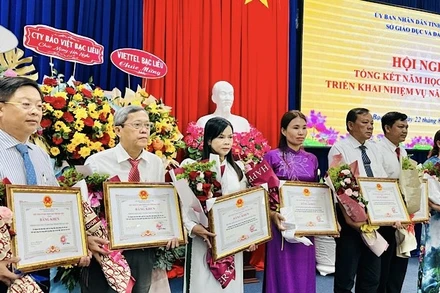 Các đơn vị trong ngành giáo dục-đào tạo Bạc Liêu có thành tích xuất sắc được Ủy ban nhân tỉnh trao tặng bằng khen. (Ảnh: TRỌNG DUY)