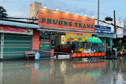 Khu vực nhà xe Phương Trang (trong bến xe Bạc Liêu) thường xuyên ngập sâu, nhiều hôm hành khách phải xắn quần... đến bẹn để mua vé xe ô-tô. (Ảnh: TRỌNG DUY)