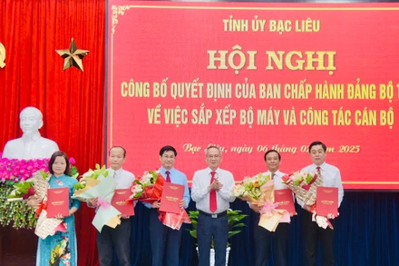 Bí thư Tỉnh ủy Bạc Liêu Lữ Văn Hùng trao quyết định và tặng hoa các Trưởng, Phó Ban Tuyên giáo và Dân vận Tỉnh ủy Bạc Liêu. (Ảnh: TRỌNG DUY)