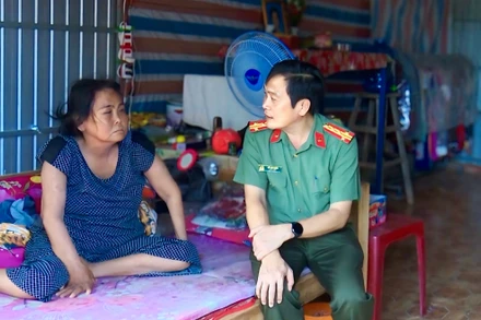Đại tá Hồ Việt Triều, Giám đốc Công an tỉnh Bạc Liêu trực tiếp khảo sát các hộ khó khăn về nhà ở trong tỉnh để trình Bộ Công an hỗ trợ. 