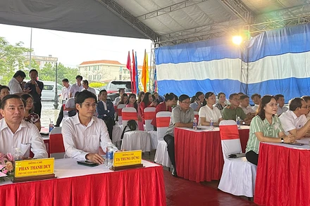 Các đồng chí lãnh đạo tỉnh Bạc Liêu dự lễ khởi công dự án Bảo tàng tổng hợp tỉnh. (Ảnh: Trọng Duy)