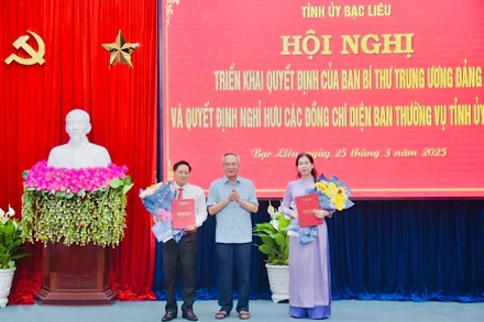 Bí thư Tỉnh ủy Bạc Liêu Lữ Văn Hùng chúc mừng 2 đồng chí Tô Việt Thu và Bùi Tấn Bảy vừa nhận quyết định chuẩn y của Ban Bí thư Trung ương Đảng tham gia Ban Thường vụ Tỉnh ủy Bạc Liêu, nhiệm kỳ 2020-2025.