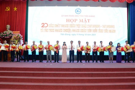 Lãnh đạo tỉnh Tiền Giang trao chứng nhận cho các doanh nghiệp, doanh nhân tiêu biểu.